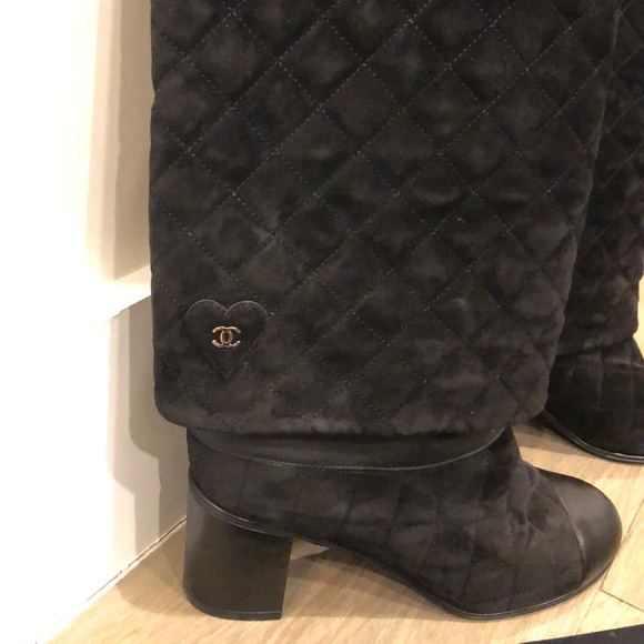 CHANEL quilted suede and leather fold-over boots - Picture 2 of 8